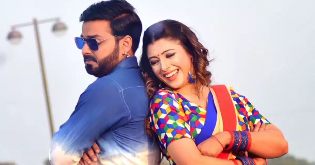 Pawan Singh fascinated by Sanchita Banerjee's dimple cheeks