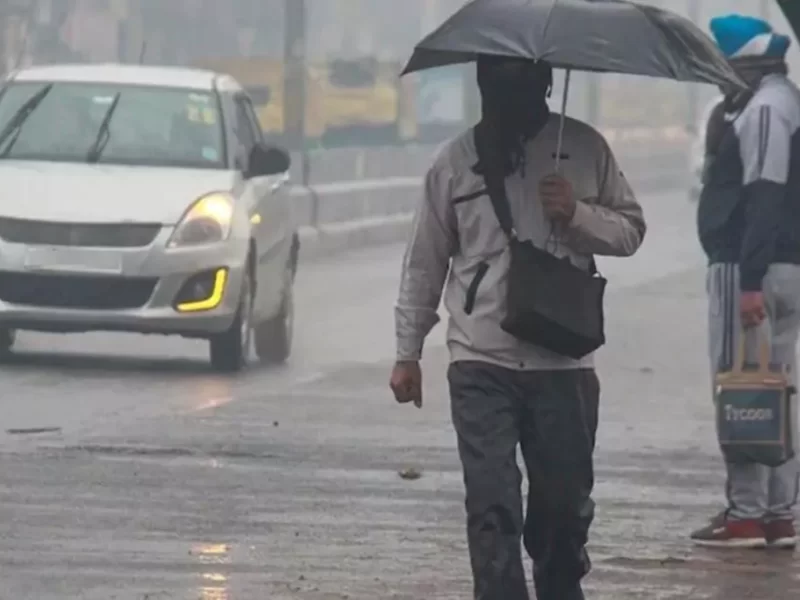 Strong winds in Delhi today, light rain in UP